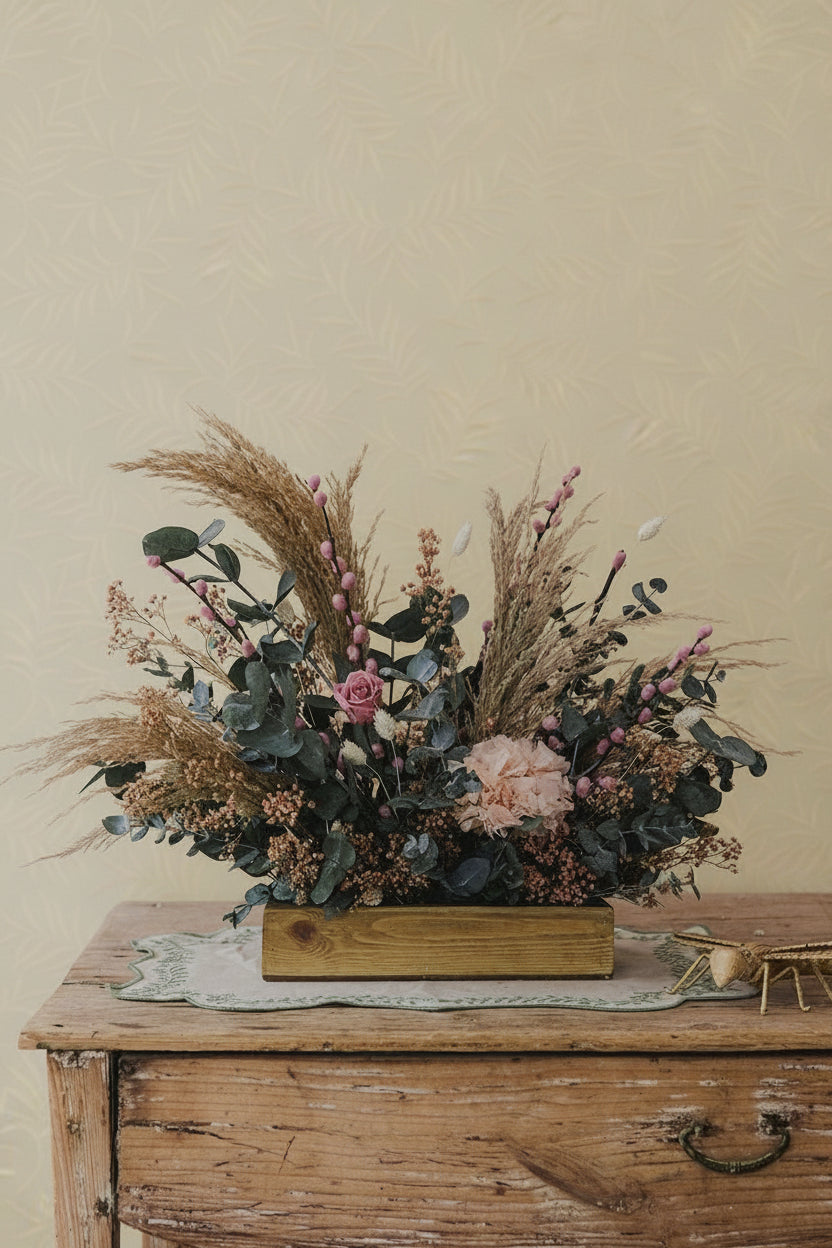 adorno de flores con un fondo amarillo