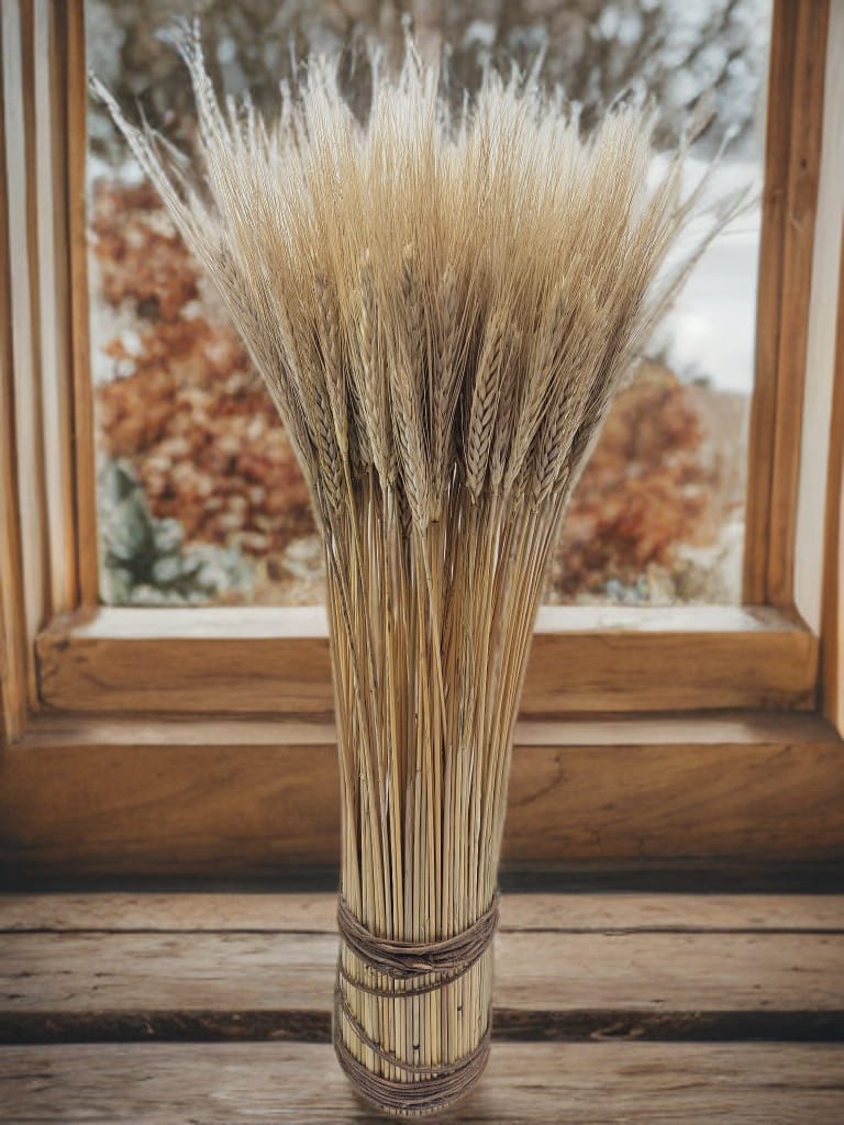 Follaje de flores eternas en una mesa de madera