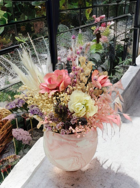 Maceta de flores artificiales