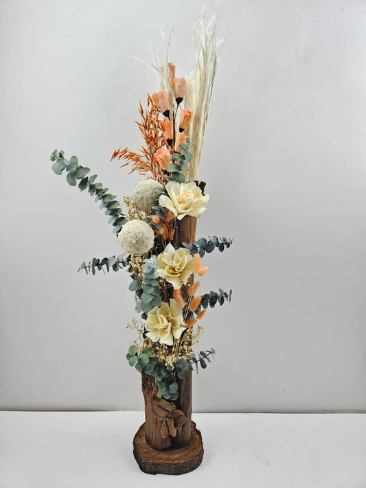 decoracion con flores artificiales en un trozo de madera